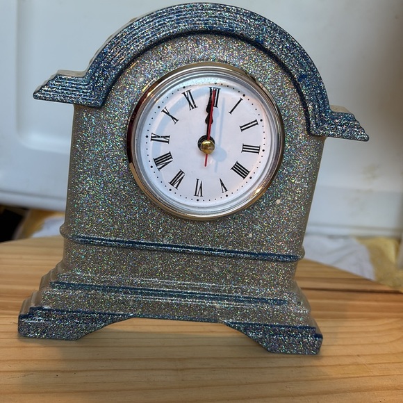 Silver and blue glitter desk clock - Picture 3 of 3